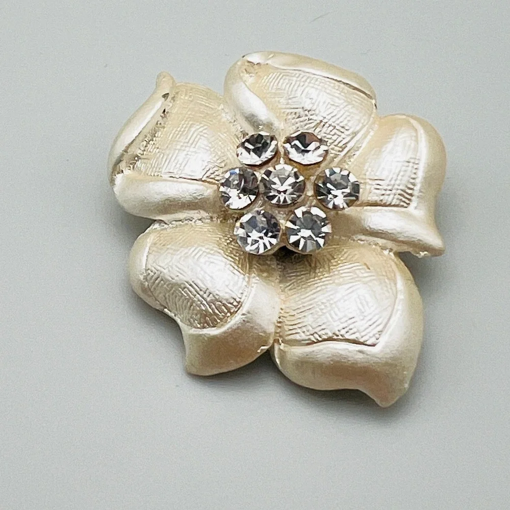 Vintage Cream Floral Brooch Rhinestone Center Textured Petals Flower‎ Pin